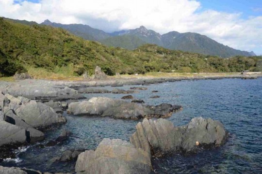 v001001001)湯泊海岸と山々.jpg