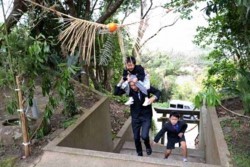 V002003001)湯泊神社へ七草.jpg