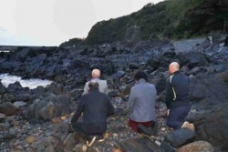 v002004007)浜で日没に祈る.jpg