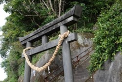 v003001001)湯泊神社鳥居.JPG