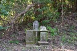 v003001004)境内石像と石塔.jpg