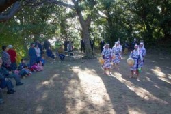 v003001015)奉納は笠踊りから.jpg