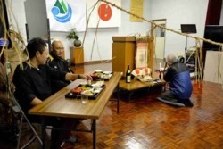 v002004015)参会者も拝礼.jpg