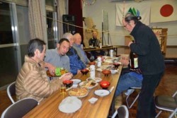 v002004016)一同飲み交わす.jpg