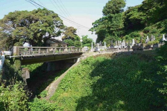 v004001001)湯泊橋と墓地.jpg