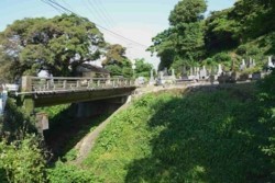 v004001001)湯泊橋と墓地.jpg