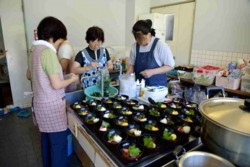 v006001008)敬老会吸い物準備.jpg