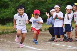 v006001021)子供が走る.jpg
