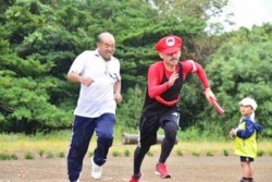 v006001023)大人が走る.jpg