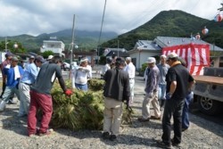 x002001008)集落に運ばれた本綱.JPG