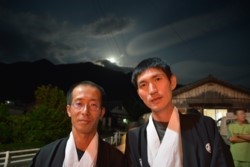 x002001012)月拝みの二人.JPG