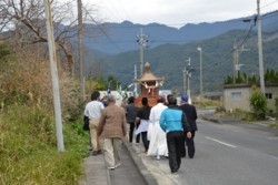 x002003022)神輿神社へb.JPG