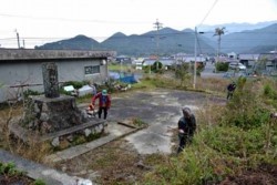 x003003010)遭難碑清掃.jpg