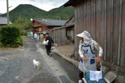 x004001013)お買い物老人たち.jpg