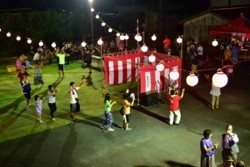 x006001002)盆踊りやぐらと輪.jpg