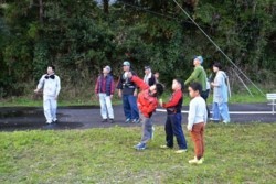 m_t002002011)鬼に石を投げる.jpg