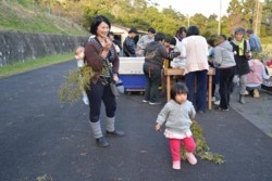 m_t002002016)縁起の笹を持ち帰る.jpg