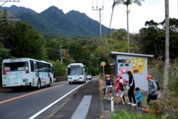 m_p005004002)子供達はバス通学.jpg