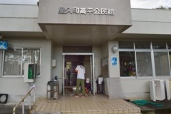 m_p005004010)公民館清掃玄関.jpg