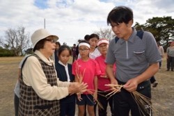 m_p007001011)縄ないは高齢者指導.jpg