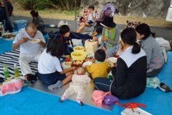 m_p007001012)家族そろって昼食.jpg