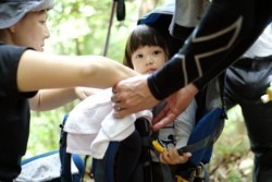 m_p007002006)背負れて幼児も挑戦.jpg