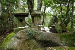m_p007002015)祠、石塔は3個.jpg