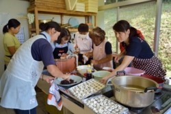 m_p007003005)敬老会料理準備.jpg