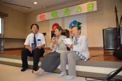 m_p007003012)歌う敬老者.jpg