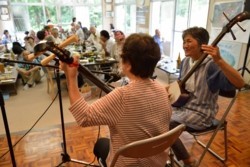 p007003017)お祝いの三味線演奏.jpg