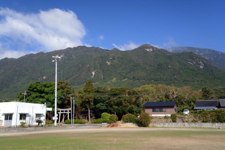 m_t002001001集落と岳参りの芋塚岳.jpg
