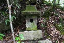 m_t002001007芋塚岳山頂の祠.jpg