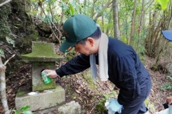 m_t002001008山頂祠に供え物.jpg