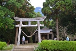 m_t002001011小島神社で迎えの準備.jpg