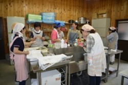 m_t002001012奥さん達は料理.jpg