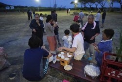 m_t002002006綱引き前にお神酒.jpg