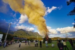 m_t002004001)夕景の山々と鬼火焚き.jpg
