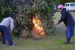 m_t002004017)鬼火焚き点火.jpg
