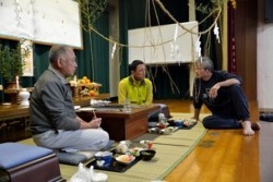 m_t002005012)結界外の参拝者.jpg