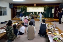 m_t002005013)訪れる参拝者.jpg