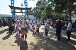 m_t003001005)大祭棒踊りお神酒.jpg