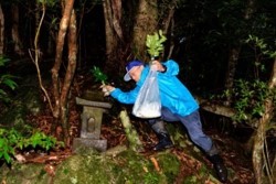 m_t004003005)水路水神様お参り.jpg
