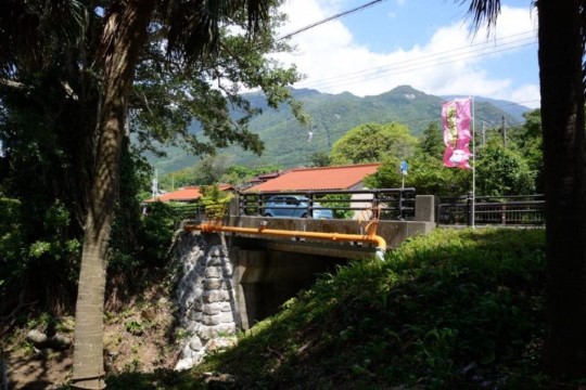 m_t005001001)芋塚岳と緑の里.jpg