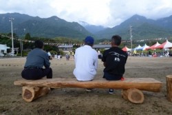 m_t005002013)ベンチで運動会観戦.jpg