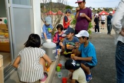 m_t007001006)子供達も準備の役.jpg