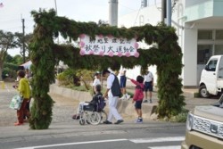m_t007001009)ゲート入る参加者.jpg
