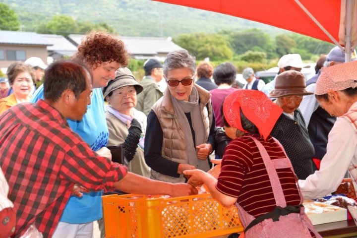 m_t007003001)春のあさひ市観光客.jpg