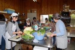 m_t007003016)婦人会が会食準備.jpg