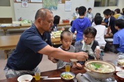 m_t007003018)会食は区民家族連れ①.jpg