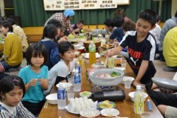 m_t007003019)会食は区民家族連れ②.jpg